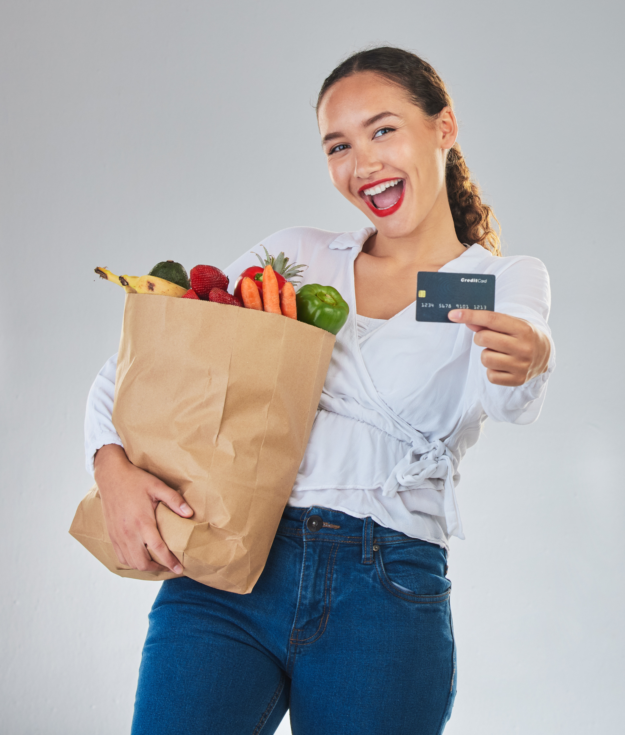 Carrinho de compras cheio e um cartão de benefícios