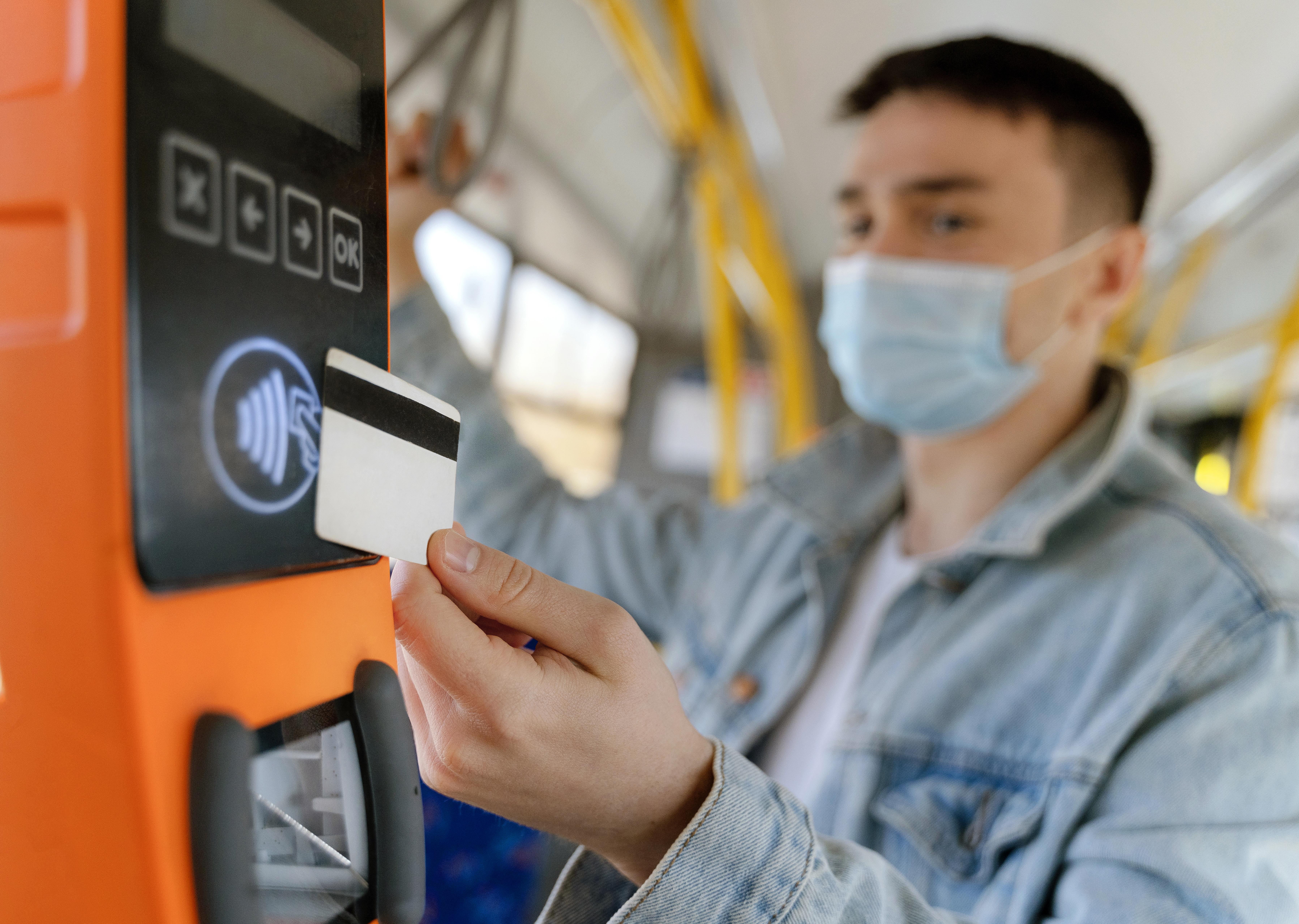 Ônibus e um cartão de transporte